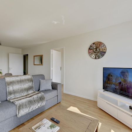 Chic Apartment With Superb View Of The Eiffel Tower Saint-Denis  Luaran gambar
