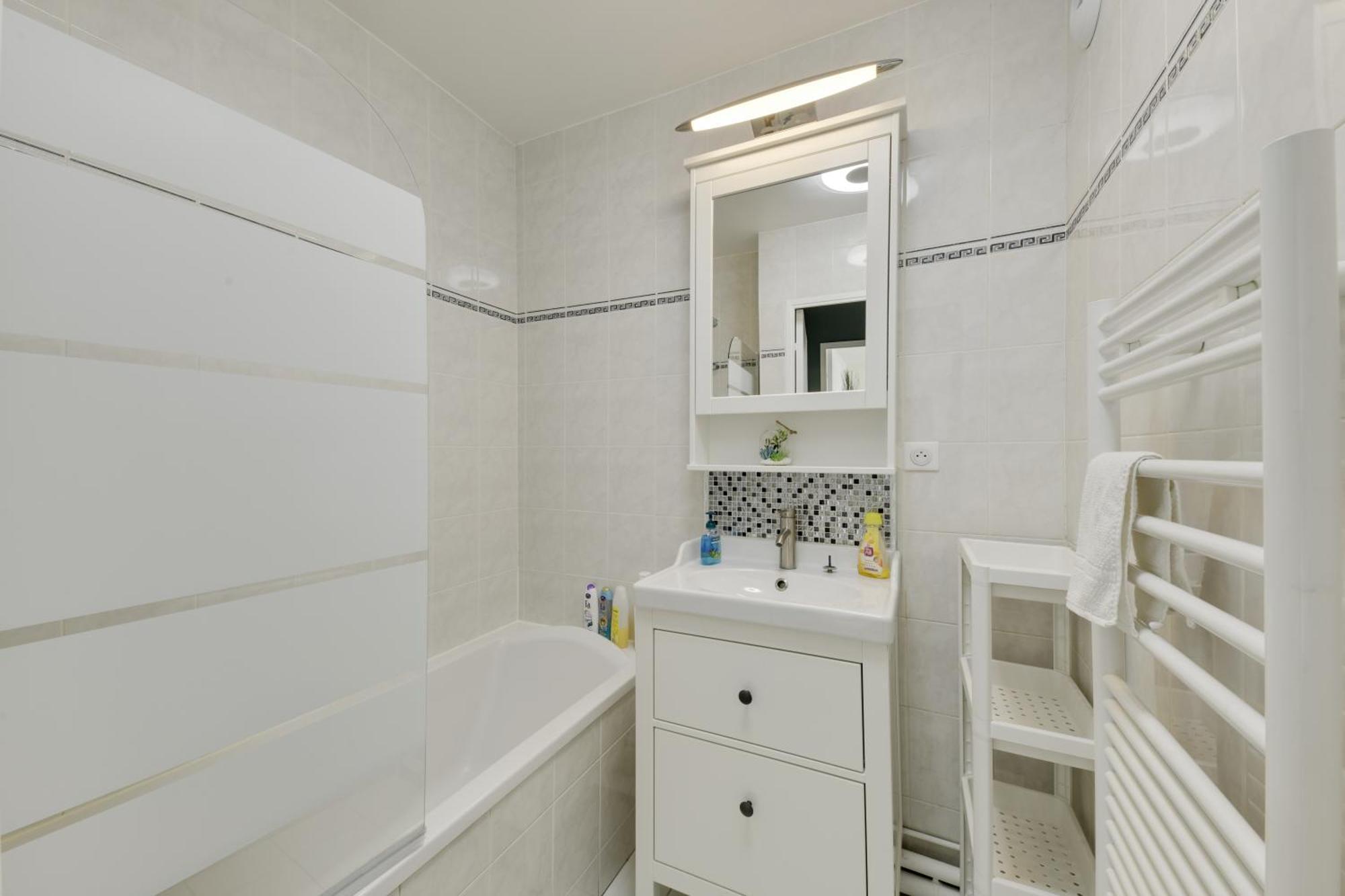 Chic Apartment With Superb View Of The Eiffel Tower Saint-Denis  Luaran gambar