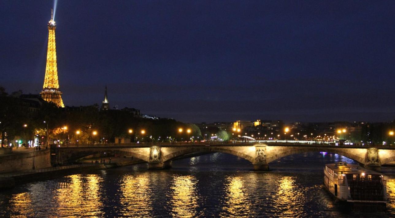 Chic Apartment With Superb View Of The Eiffel Tower Saint-Denis  Luaran gambar