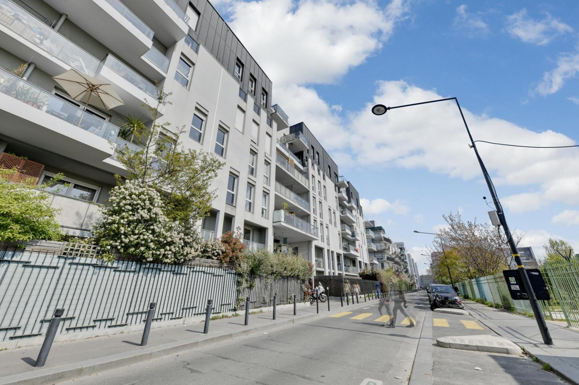 Chic Apartment With Superb View Of The Eiffel Tower Saint-Denis  Luaran gambar
