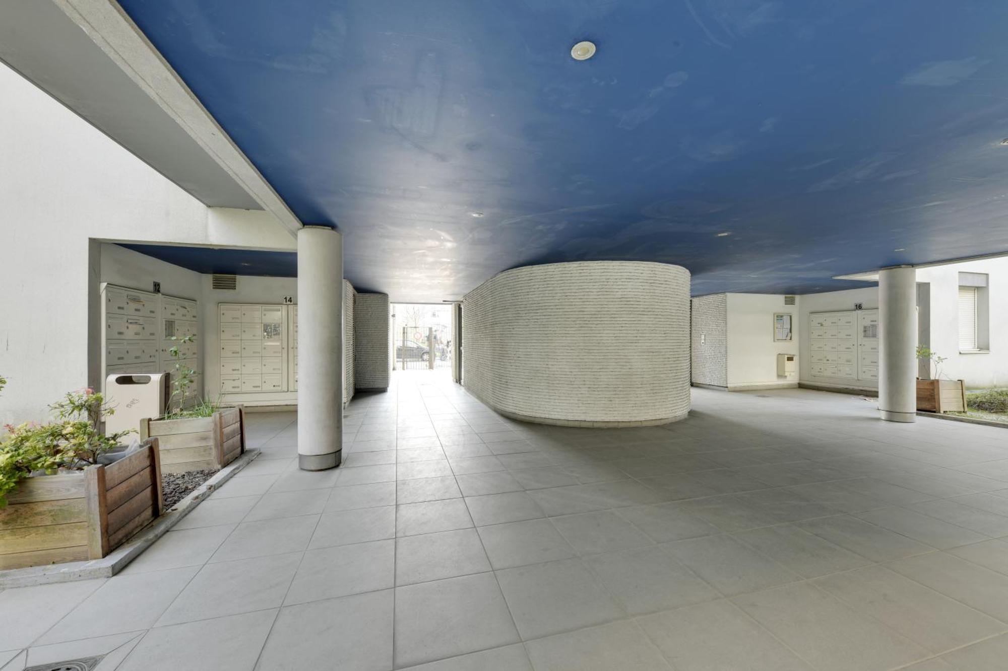 Chic Apartment With Superb View Of The Eiffel Tower Saint-Denis  Luaran gambar